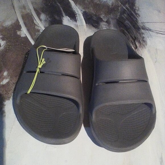 Oofos Unisex sandal. - Picture 2 of 4